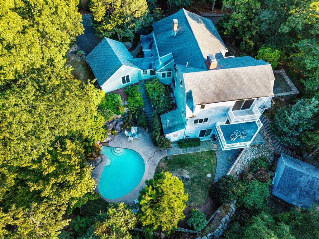 222 Sippewissett Rd, Falmouth
