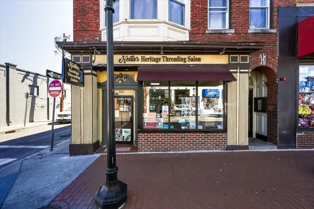 362 Moody, Waltham