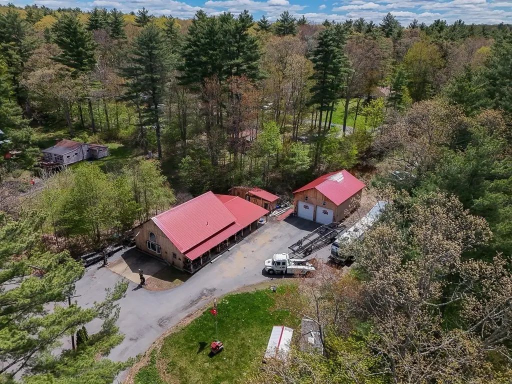 8 Oakwood Rd, Brimfield