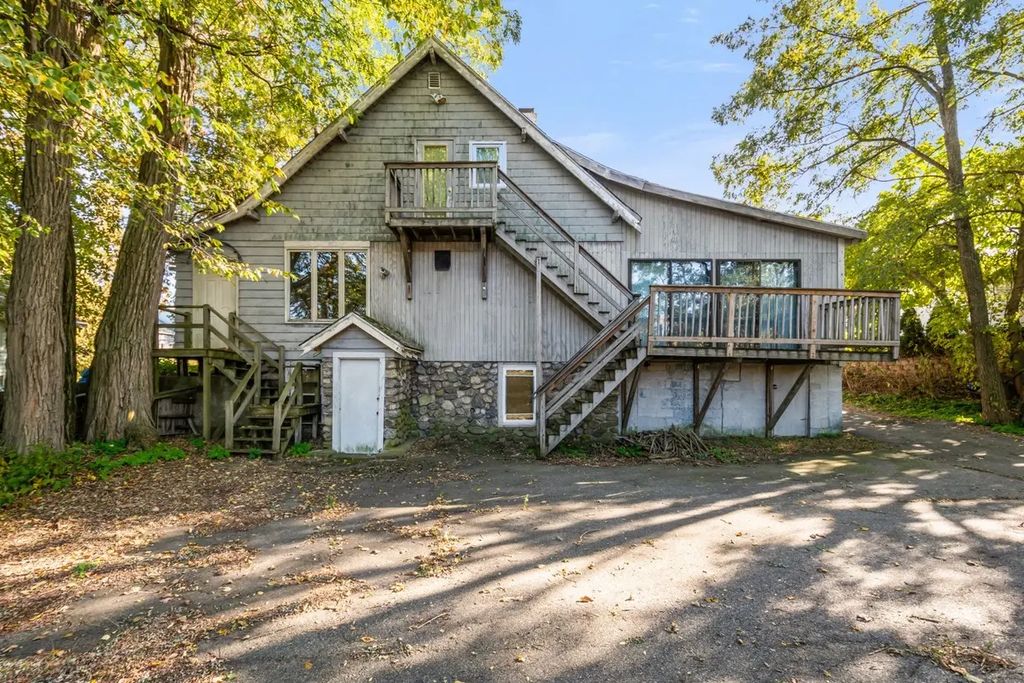 105 Hartford Tpke, Shrewsbury
