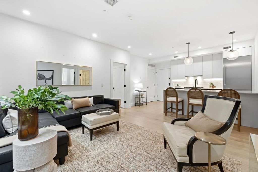 472 W Broadway #202, Boston