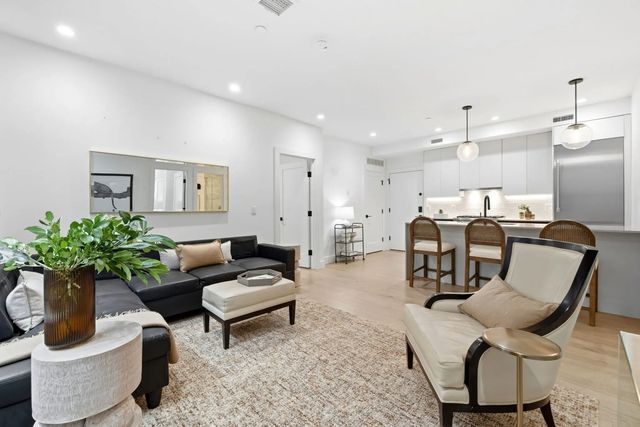 472 W Broadway #202, Boston