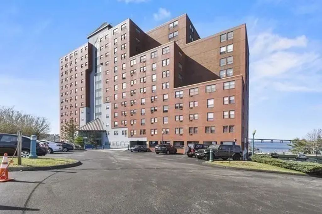 750 Davol St #321, Fall River