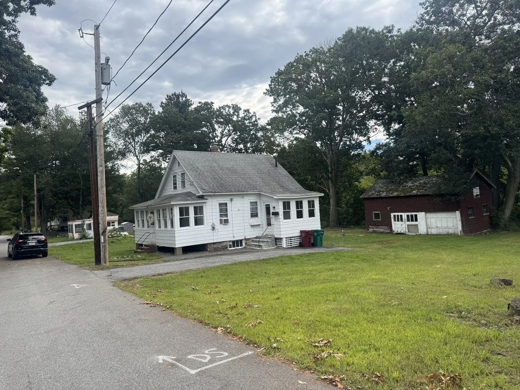 47 Pemberton St, Lowell