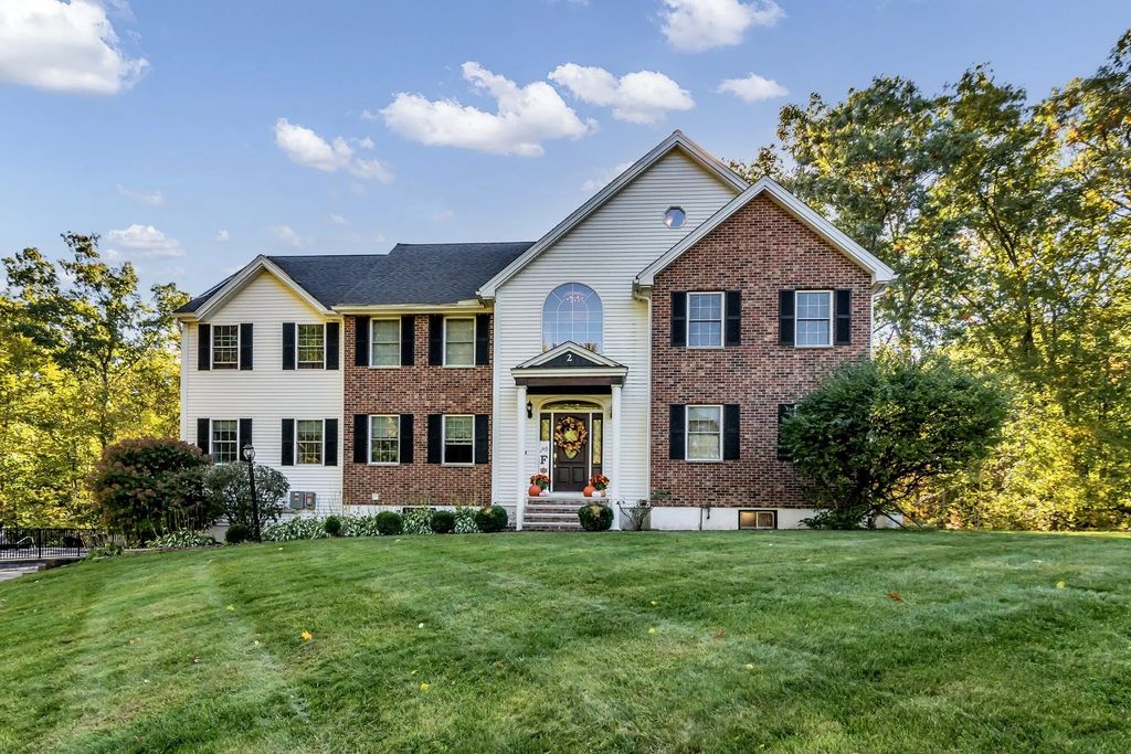 2 Hitching Post Ln, Methuen