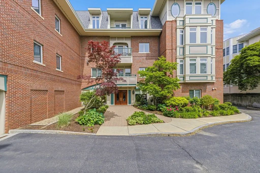 630 Hammond St #209, Brookline