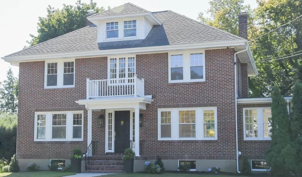 19 Stoneleigh Rd, Watertown