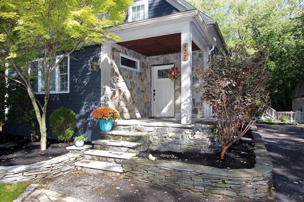 427 Bedford Street, Lakeville