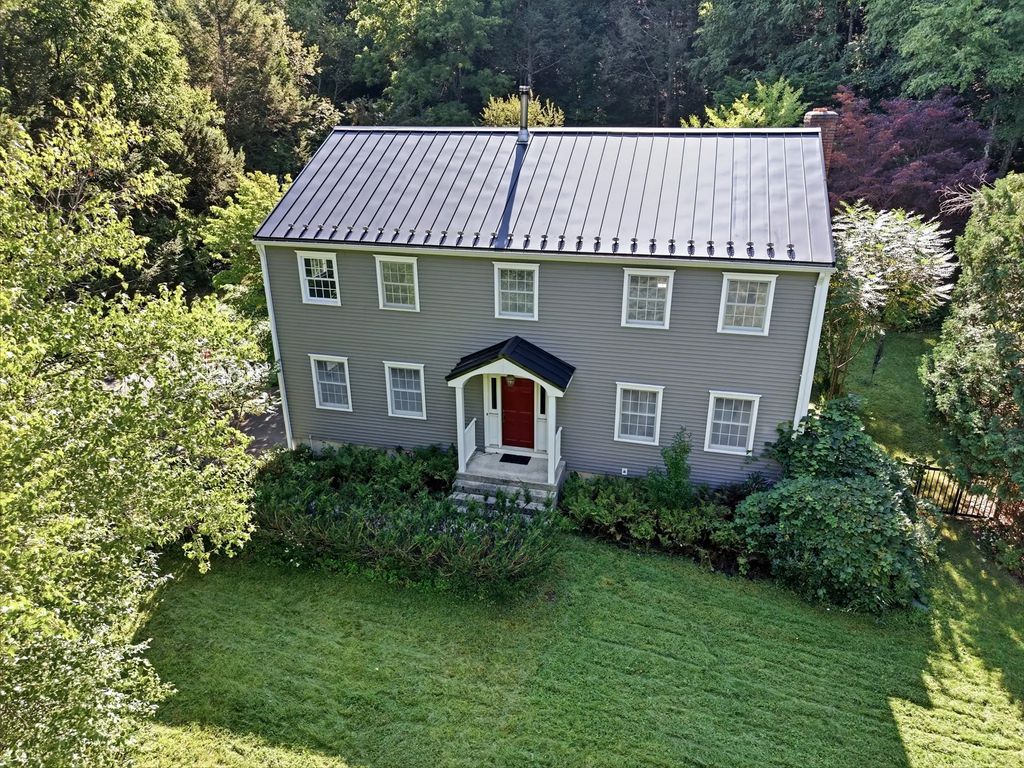 87 Montague Rd, Westhampton