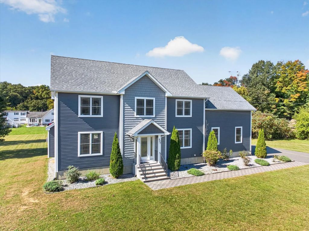 537 Southwick Rd, Westfield