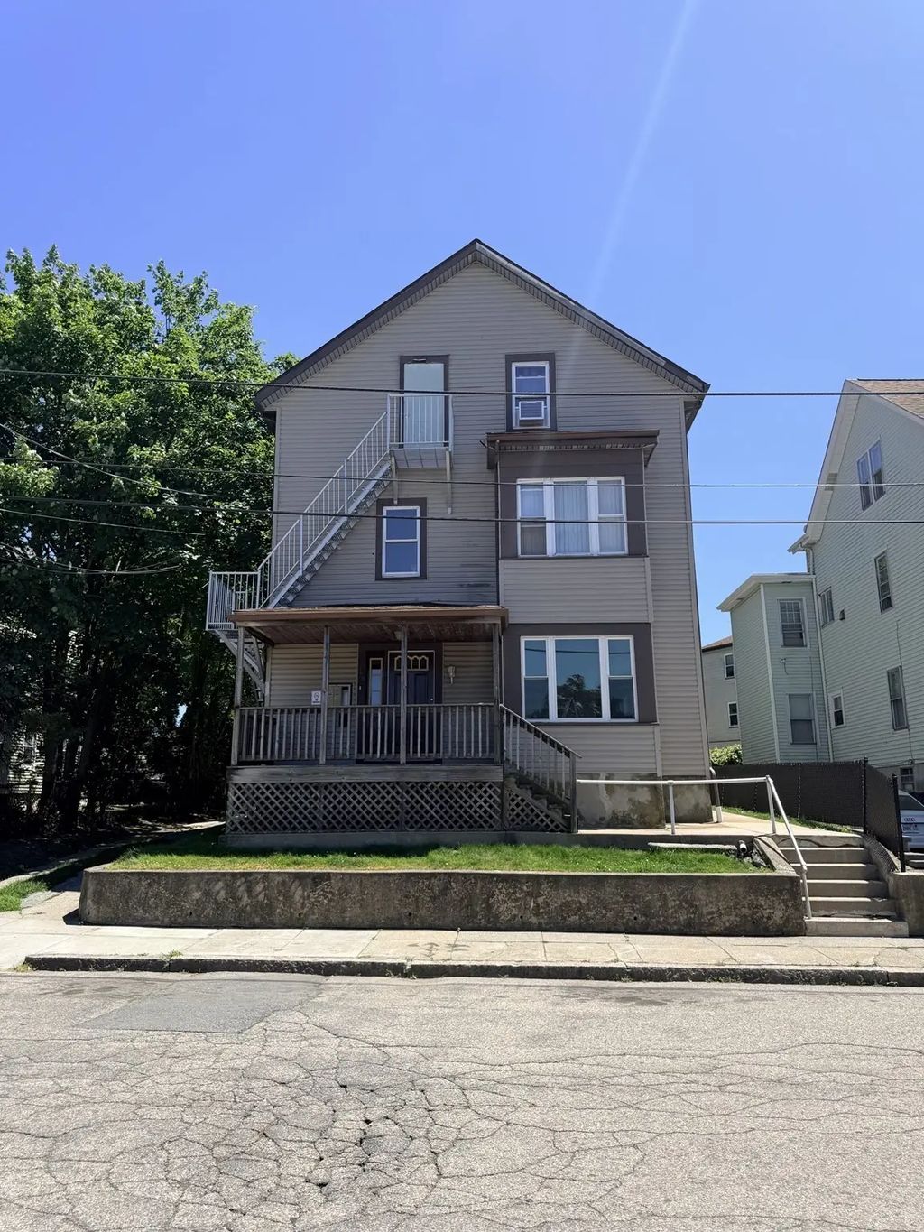 48 Tuttle St, Fall River