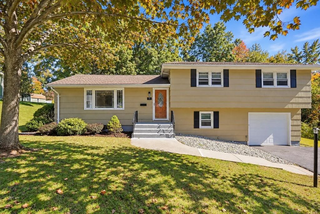 71 Woodside Rd, Ludlow