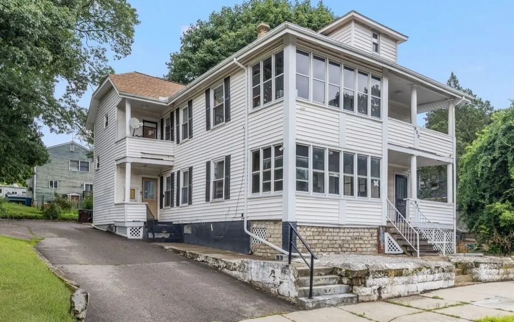 628 Cumberland Hill Rd, Woonsocket