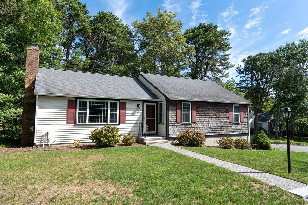 2 Mohegan Ln, Yarmouth