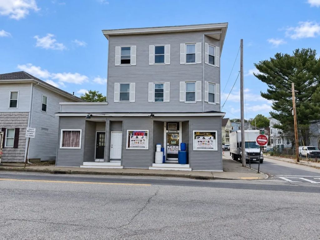 4 Greenwood St #3-room, Worcester