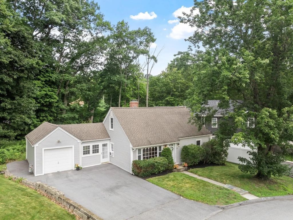 14 Meadow Ln, Worcester