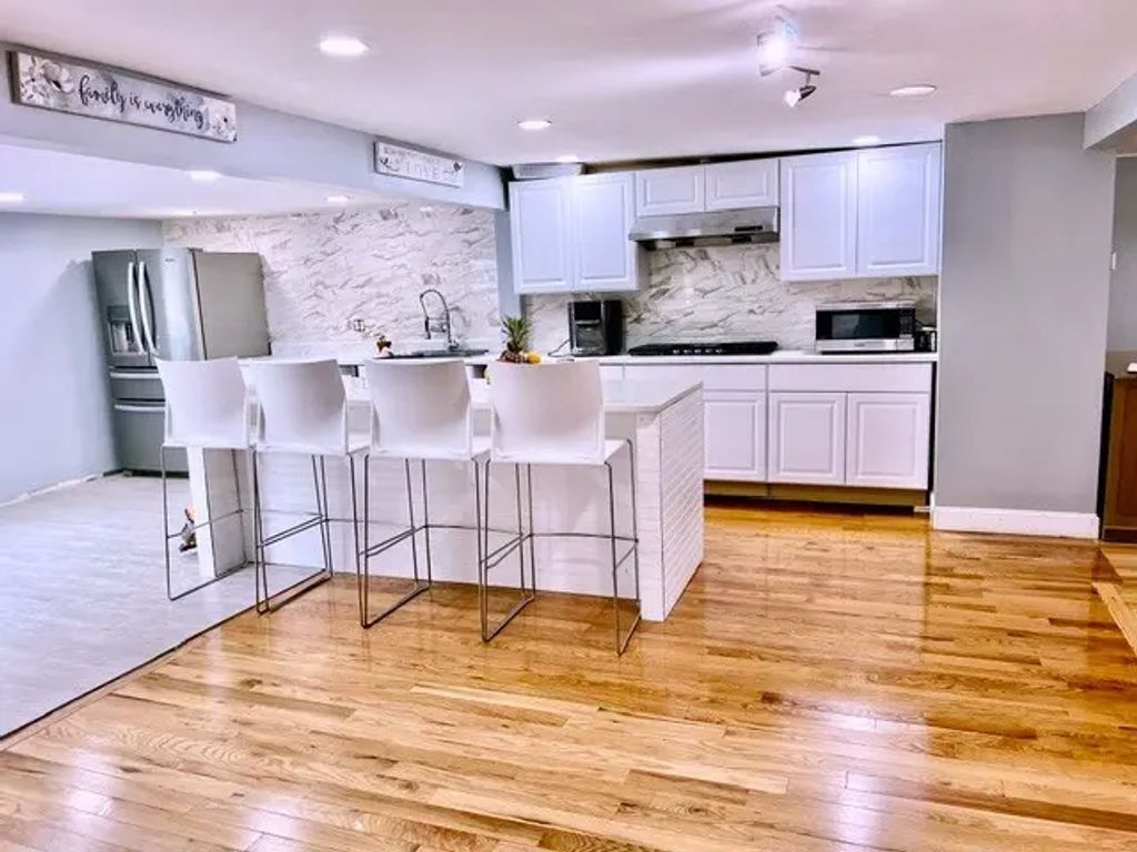289 Burnham Rd, Lowell