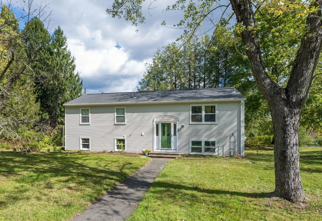8 Coach Ln, Amherst
