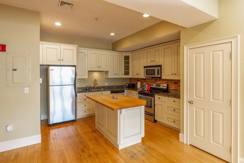310 Court St #2, Plymouth