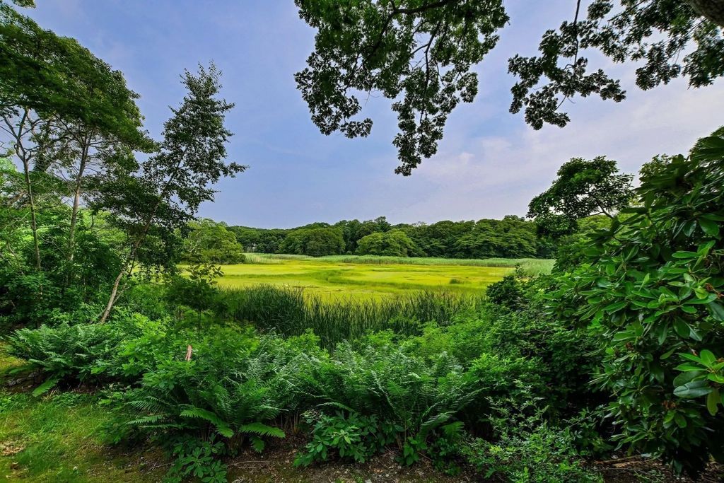 72 Loop Rd, Falmouth