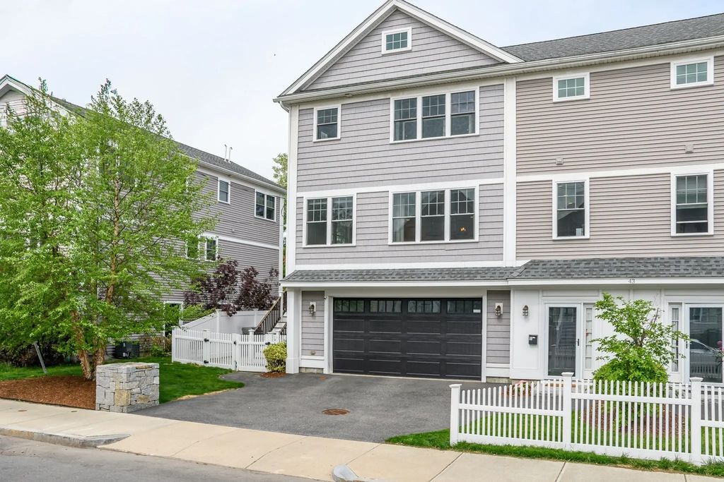 43 Hall St #1, Waltham