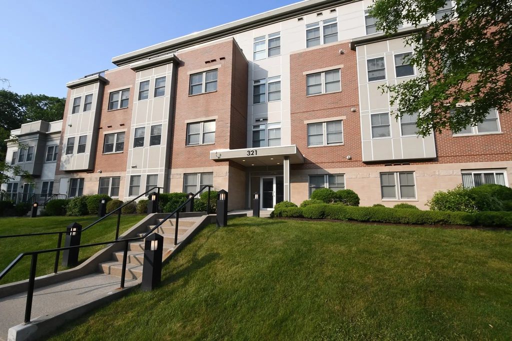 321 Hammond Pond Pkwy #302, Brookline