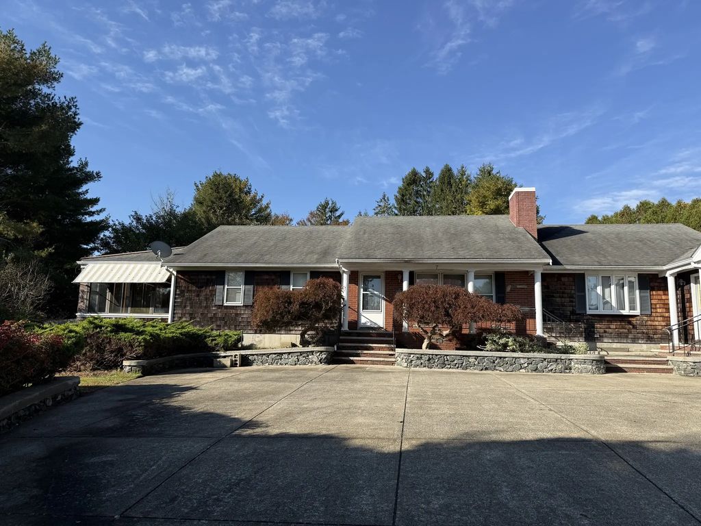 7 Fallon Dr, Westport