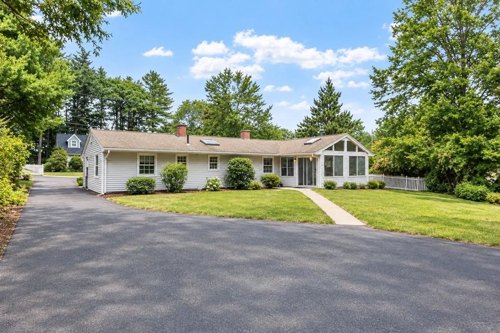 4 Algonquin Rd, Chelmsford