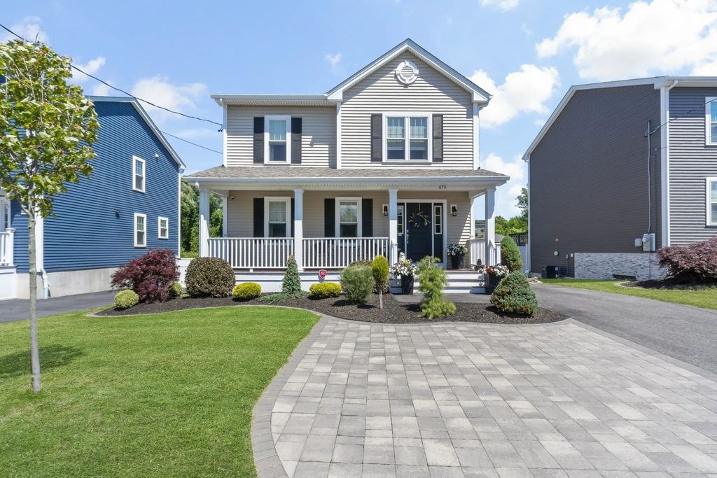 670 Bay St, Fall River