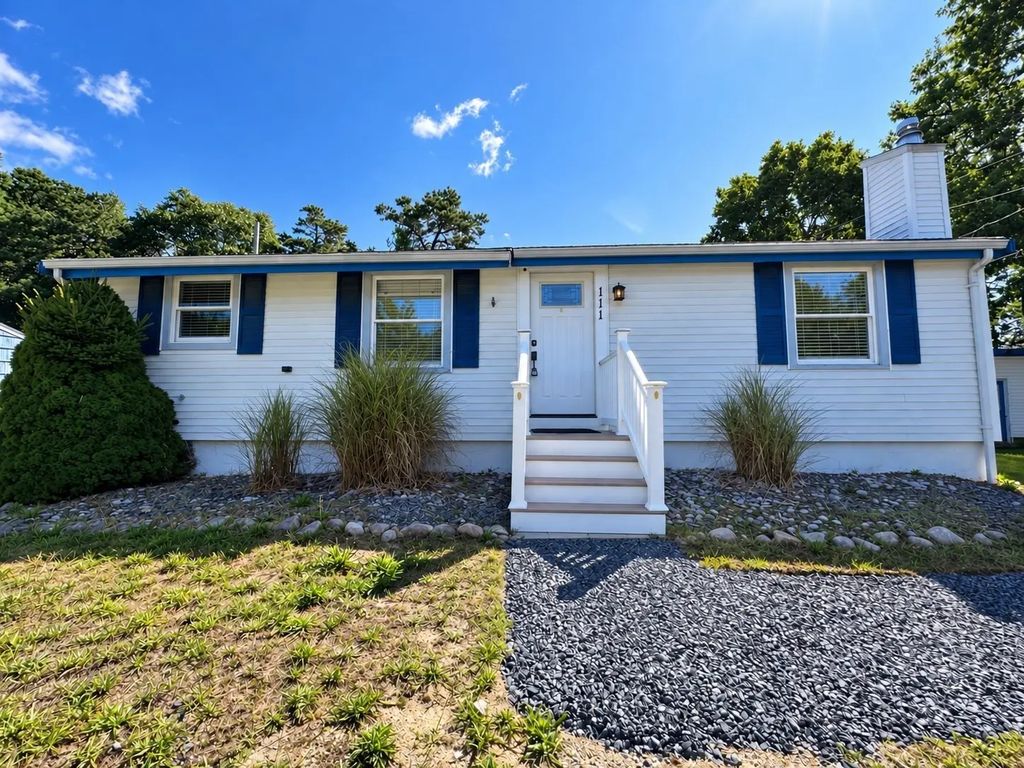 111 Wareham Lake Shore Dr, Wareham