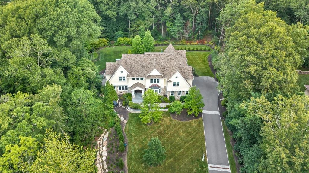 25 Holly Cir, Weston