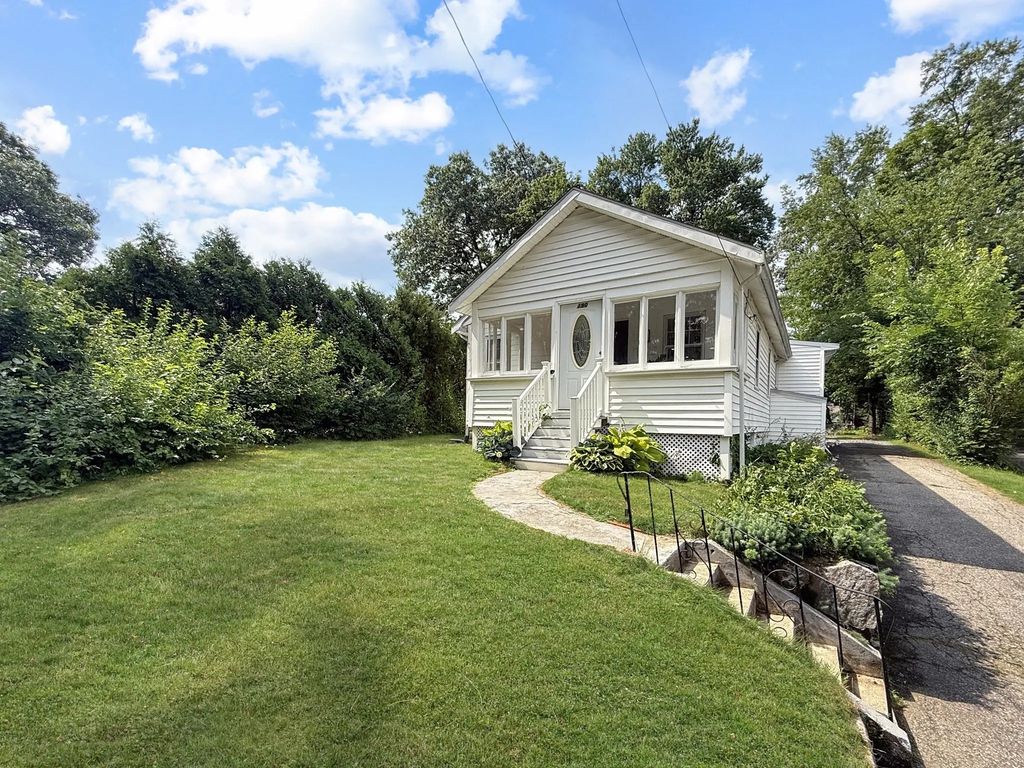 190 W Plain St, Wayland