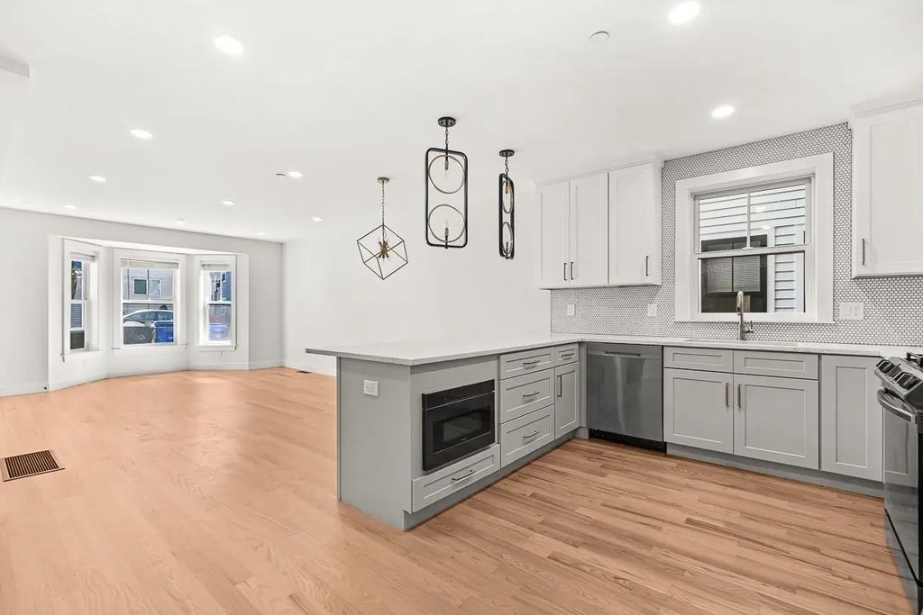 216 Havre St #1, Boston