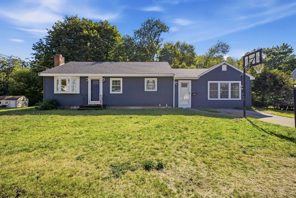 65 Bay State Cir, Abington