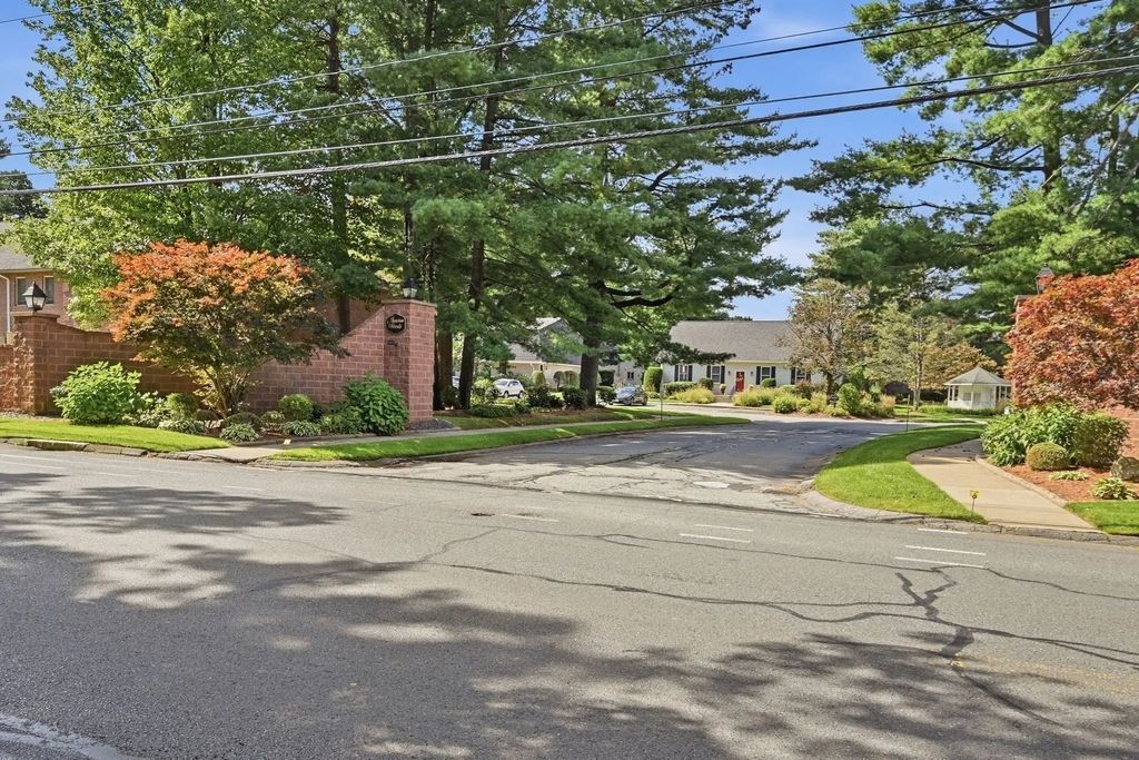 7 Mansion Woods Dr #b, Agawam