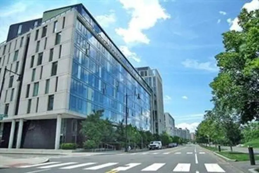 2 Earhart Street #811, Cambridge