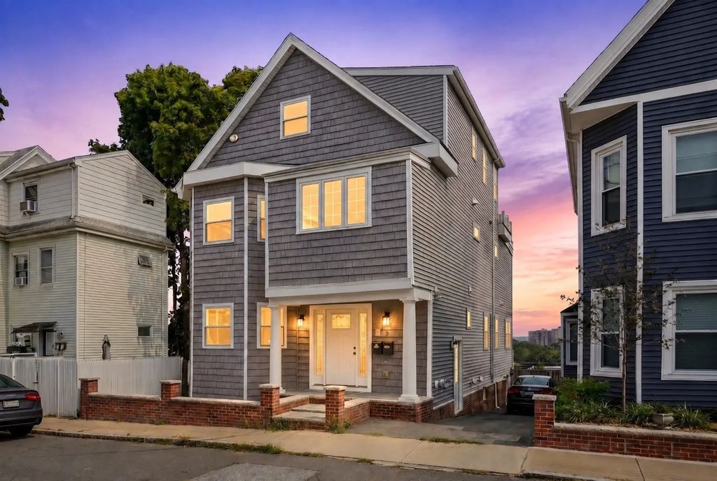8 Leyden Ave #8, Medford