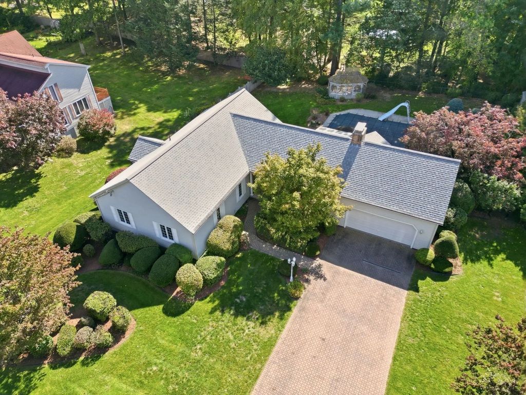 43 Pineridge Dr, Westfield
