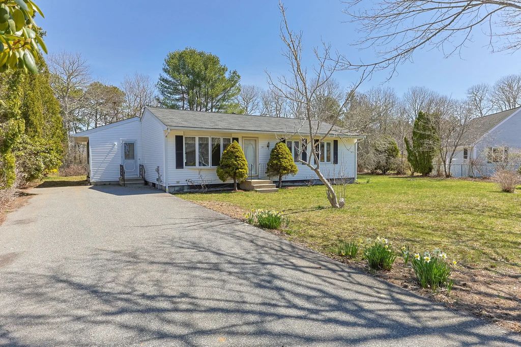 74 Grace Ct, Falmouth