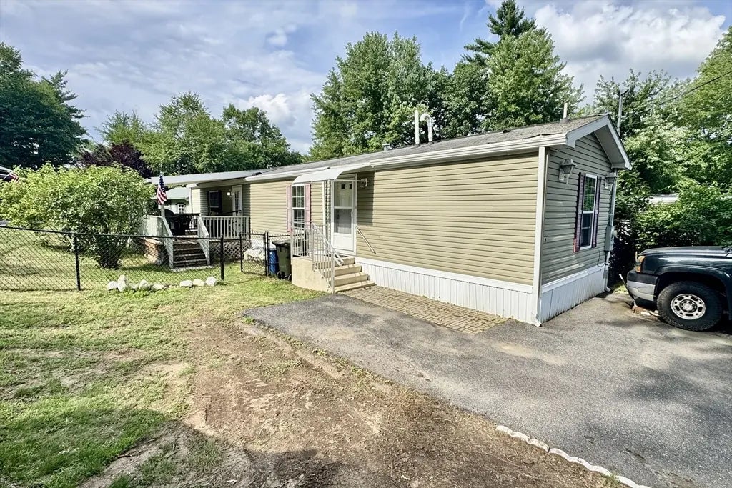 1b Quaboag Valley Co Op St, Palmer