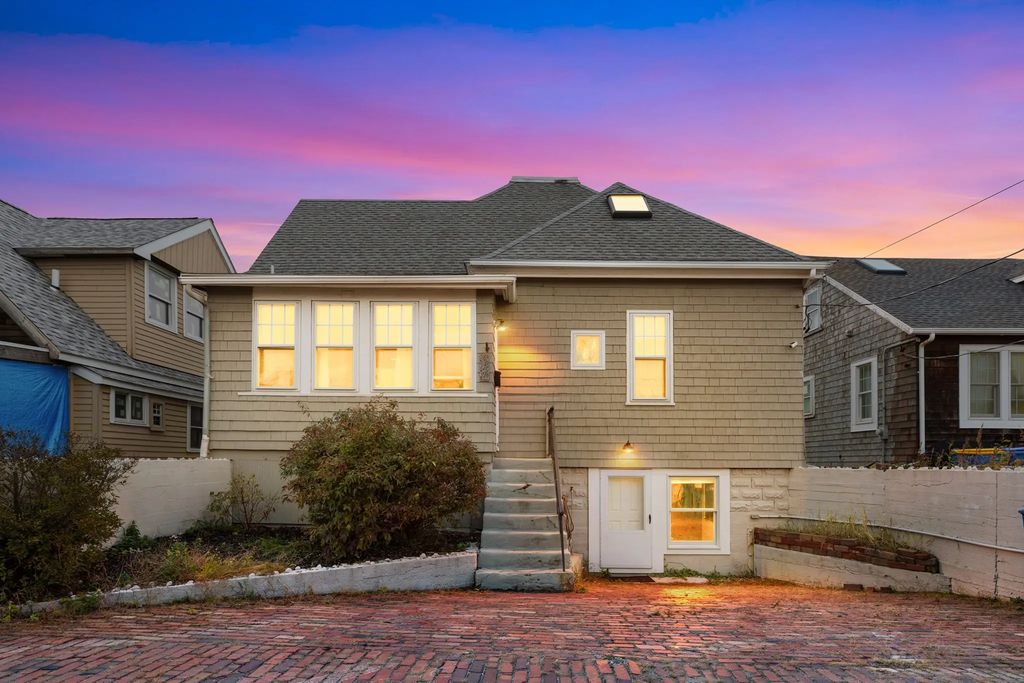 129 Strandway, Winthrop