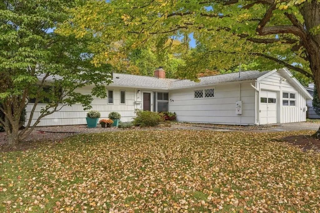 27 Ridgefield Dr, Framingham
