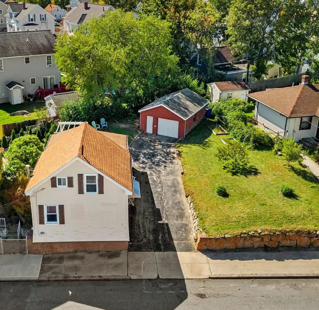 2113 Pleasant St, Fall River