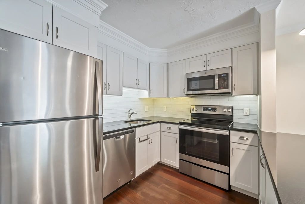 152 Quincy Shore Dr #13, Quincy