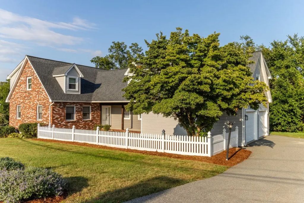 2 Mccarthy Dr, Burlington