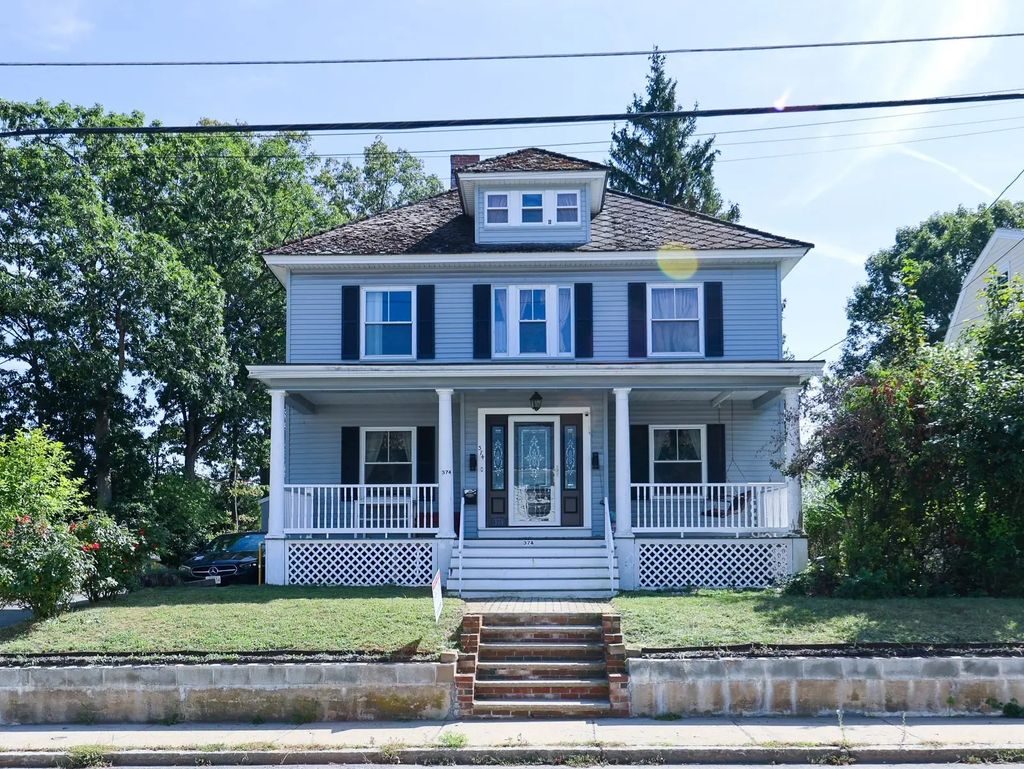 374 Pine St, Lowell