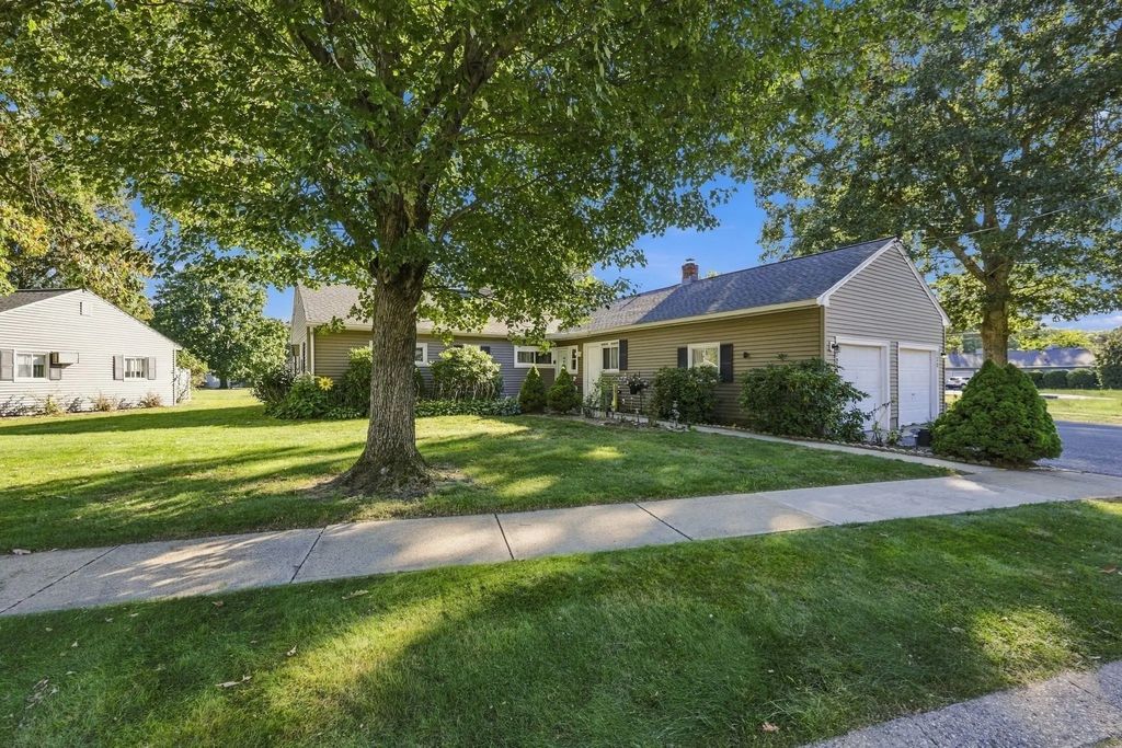 132 Horseshoe Dr #132, Chicopee