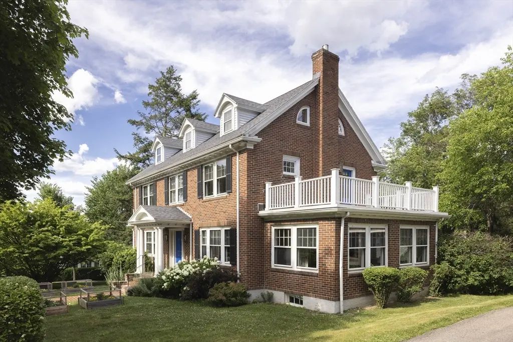 156 Common Street, Belmont