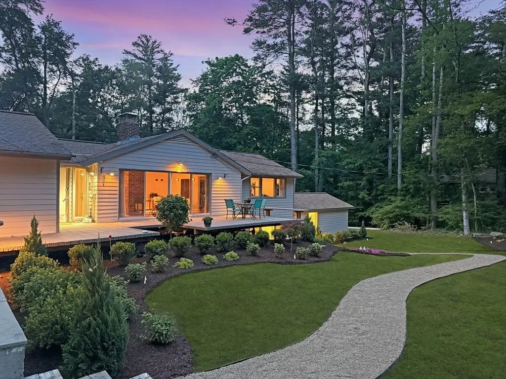 85 The Valley Rd, Concord