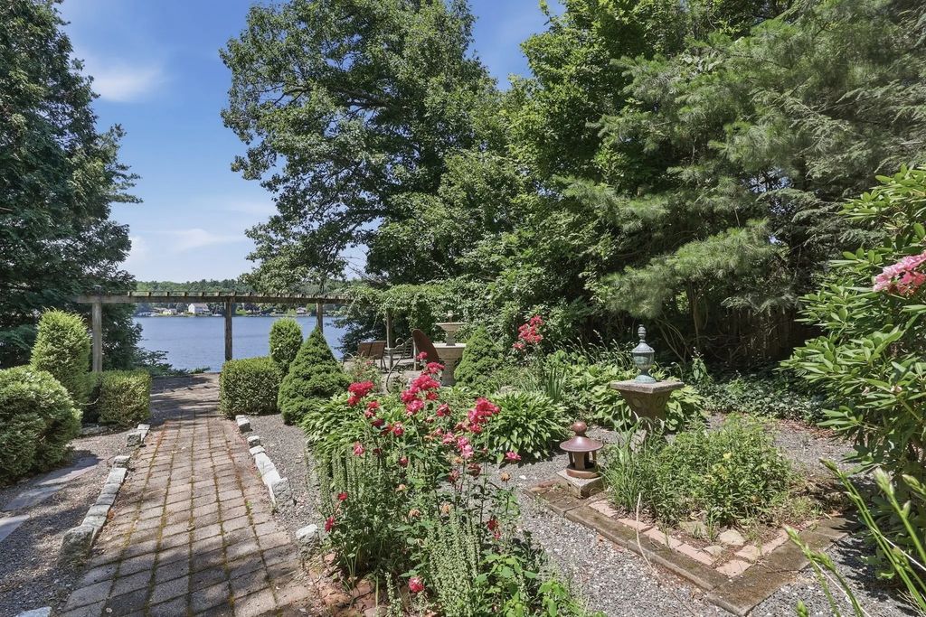 83 Sunset Drive, Charlton